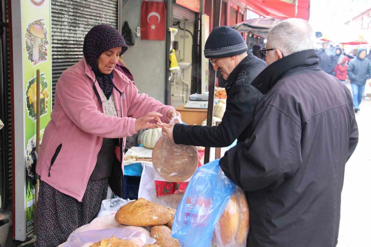 Soğuk havaya ve yaşına rağmen &quot;Ekmek parası&quot; kazanıyor
