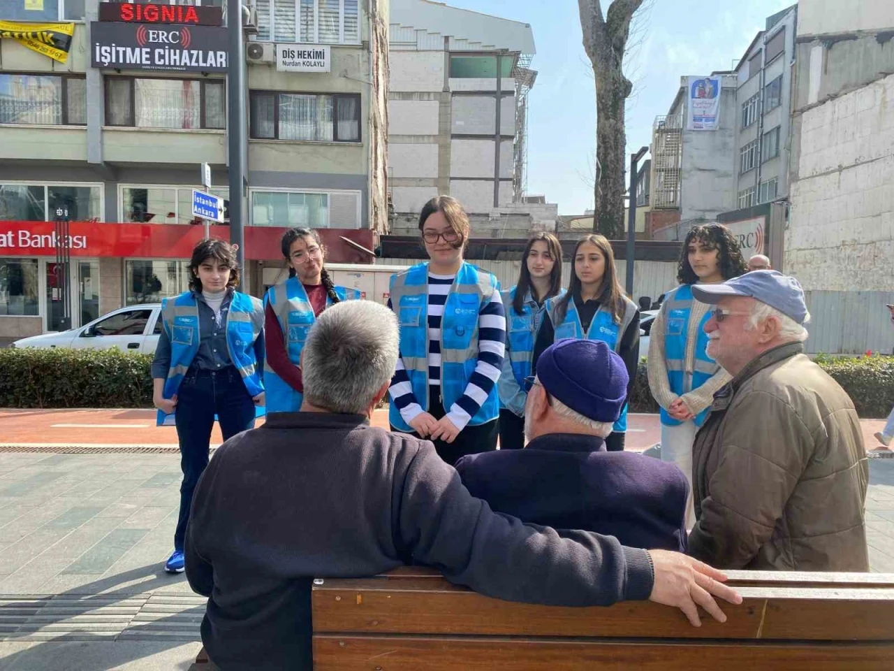 Sokak sokak iyiliğin peşinden koşuyor, küsleri barıştırıp, camiler temizliyorlar
