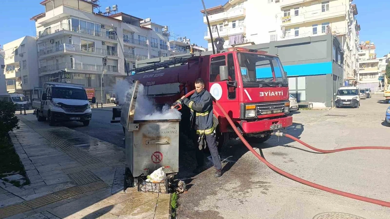 Söndürülmeden dökülen küller çöp konteynerinde yangına neden oluyor
