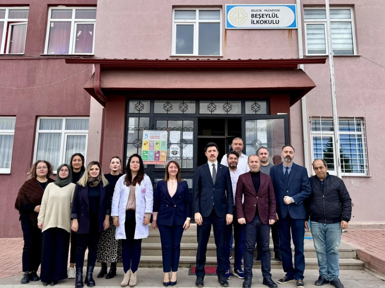 Sözlerini tutan öğrencilere kitap hediye edildi
