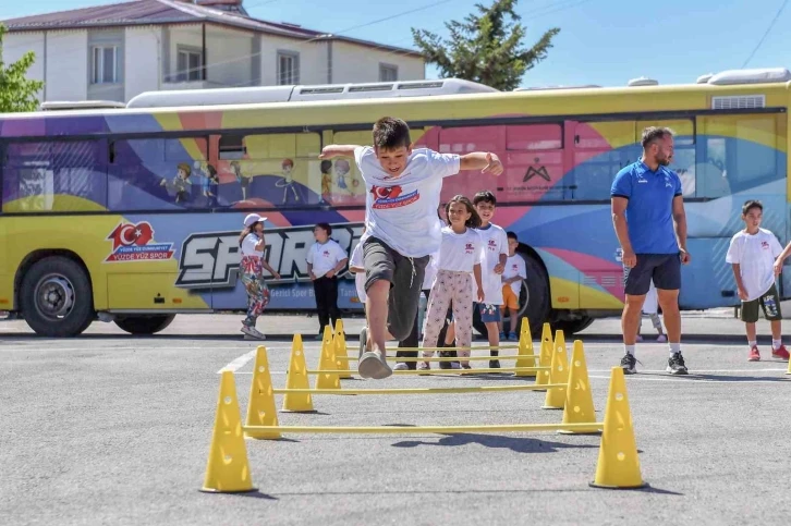 Sporbüs, çocukları sporla buluşturuyor
