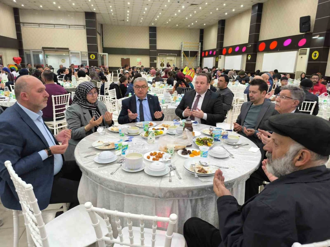 Şuhut’ta yetim çocuk ve ailelerine yardım kampanyası
