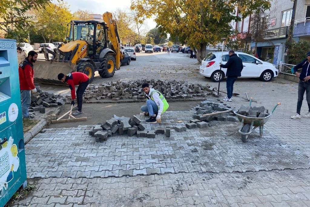 Süleymanpaşa’da olumsuz hava şartlarına rağmen yol çalışmaları devam ediyor
