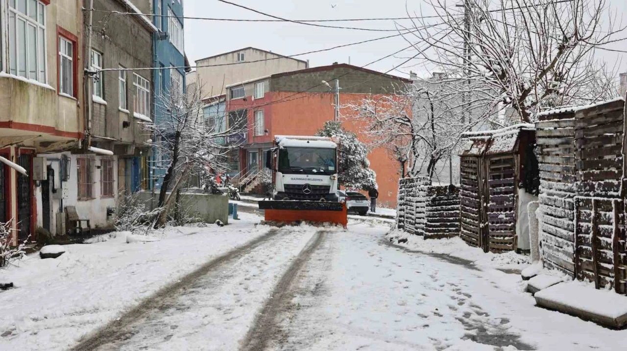 Sultangazi Belediyesi ekipleri kar mesaisinde
