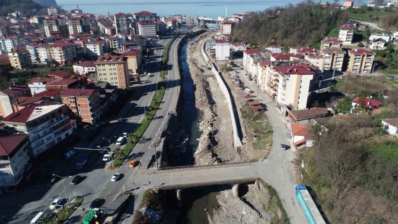 Sundura Deresi’nde taşkın kontrolü için çalışmalar devam ediyor
