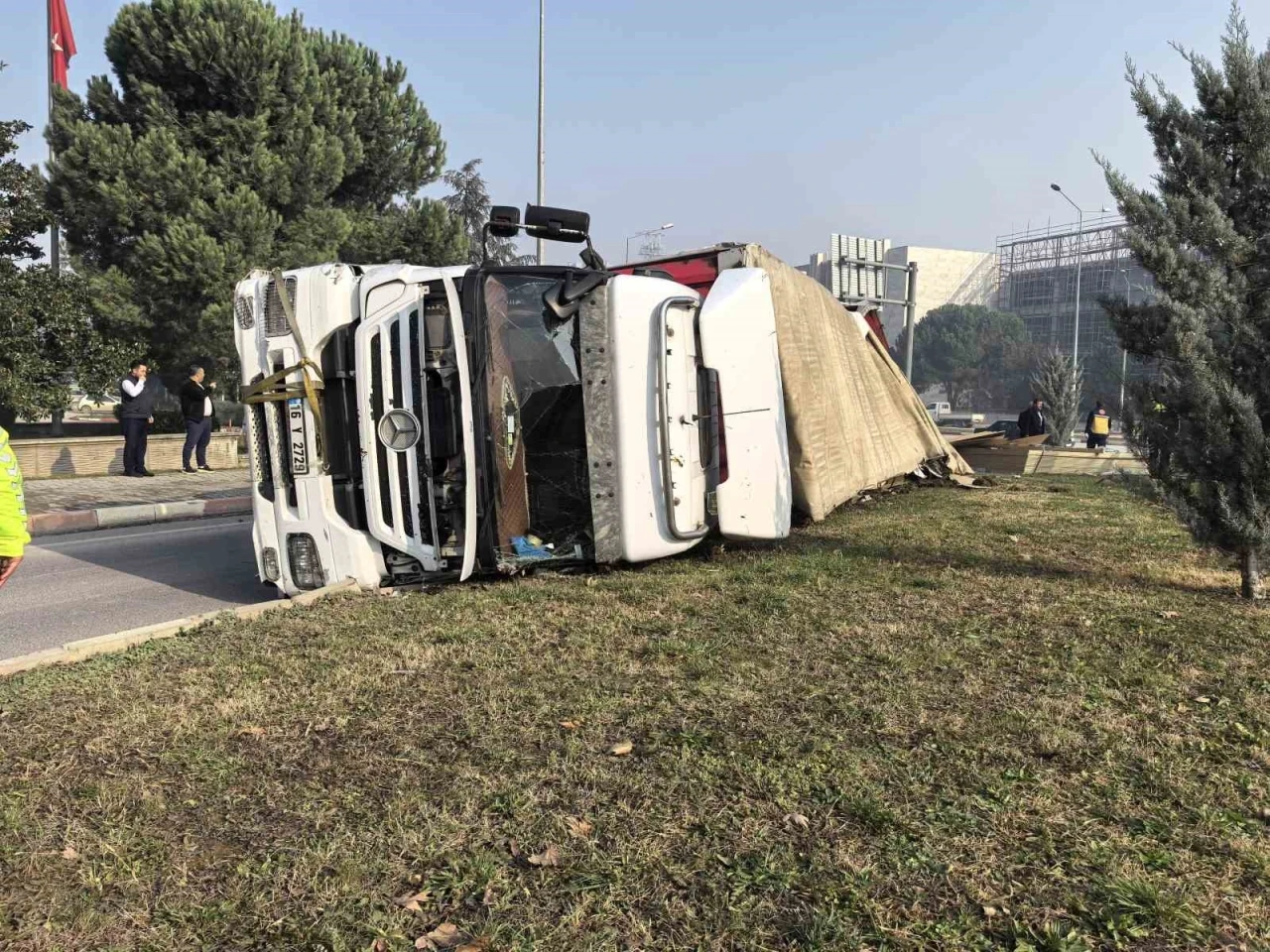 Sunta yüklü tır devrildi
