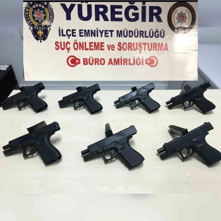 Şüphe üzerine durdurulan araçta 7 ruhsatsız silah çıktı
