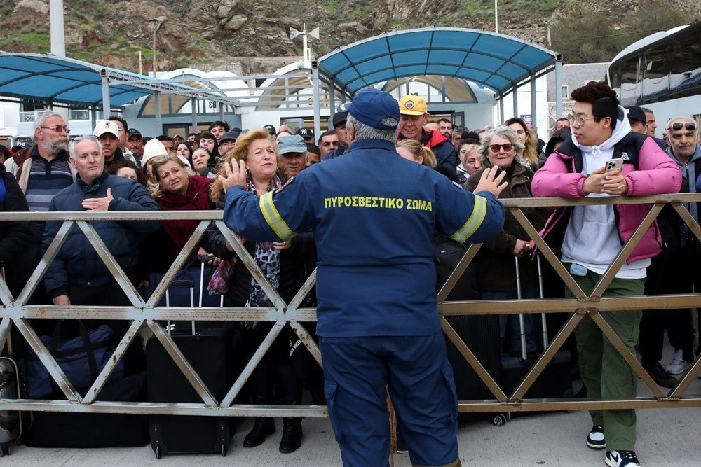 Sürekli sallanan Santorini Adası’ndan 11 bin kişi ayrıldı
