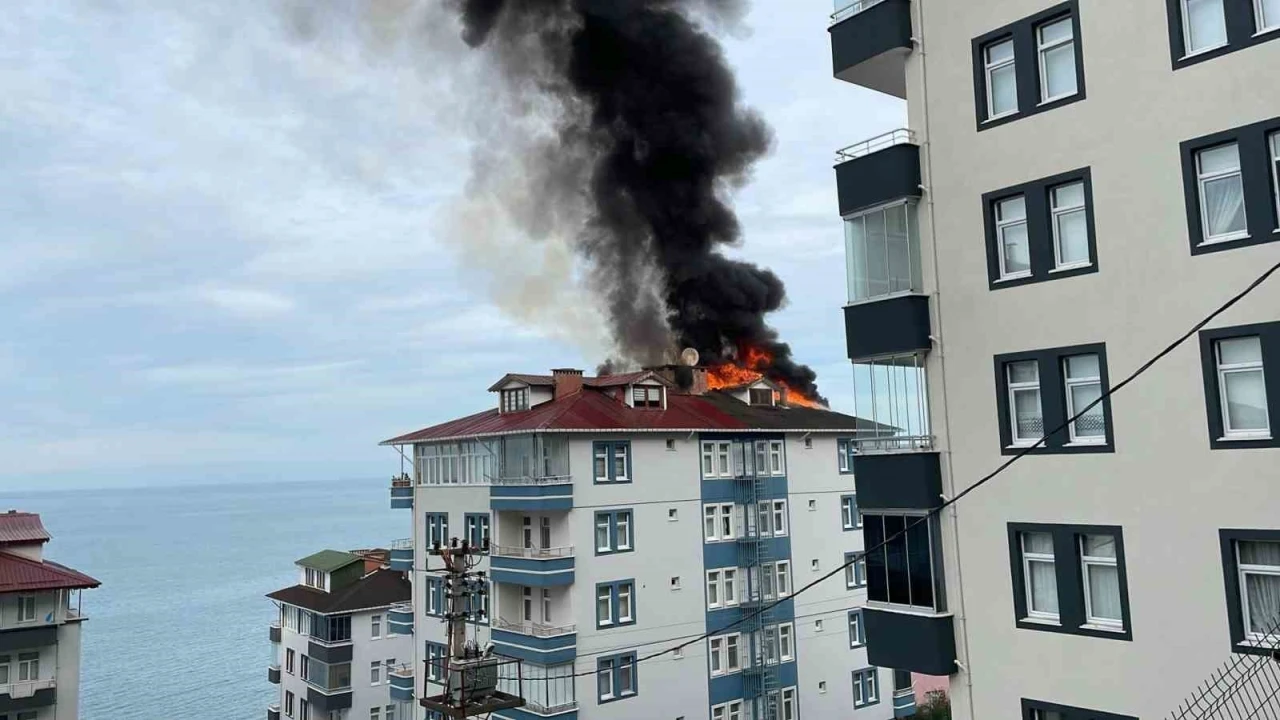 Sürmene’de çatı yangını korkuttu
