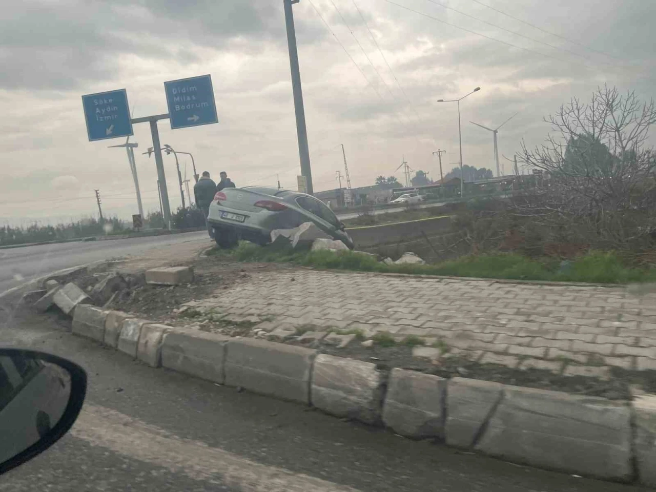 Sürücüsünün direksiyon hakimiyetini kaybettiği otomobil yoldan çıktı: O anlar kamerada
