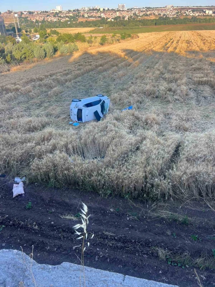 Sürücüsünün kontrolünden çıkan otomobil tarlaya uçtu: 2 yaralı
