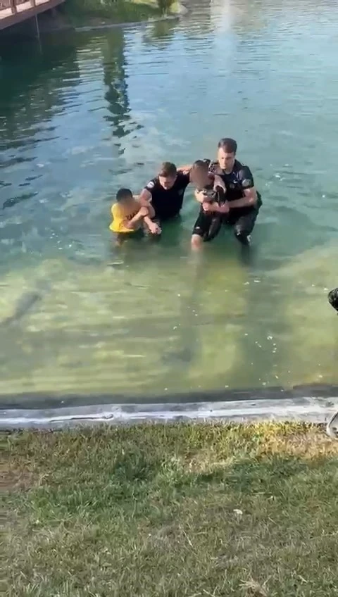 Süs havuzuna düşen 3 çocuk polis ekiplerince kurtarıldı
