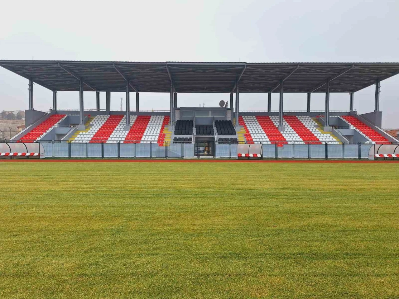 Tadilatı tamamlanan Bozüyük İlçe Stadı kapılarını açtı
