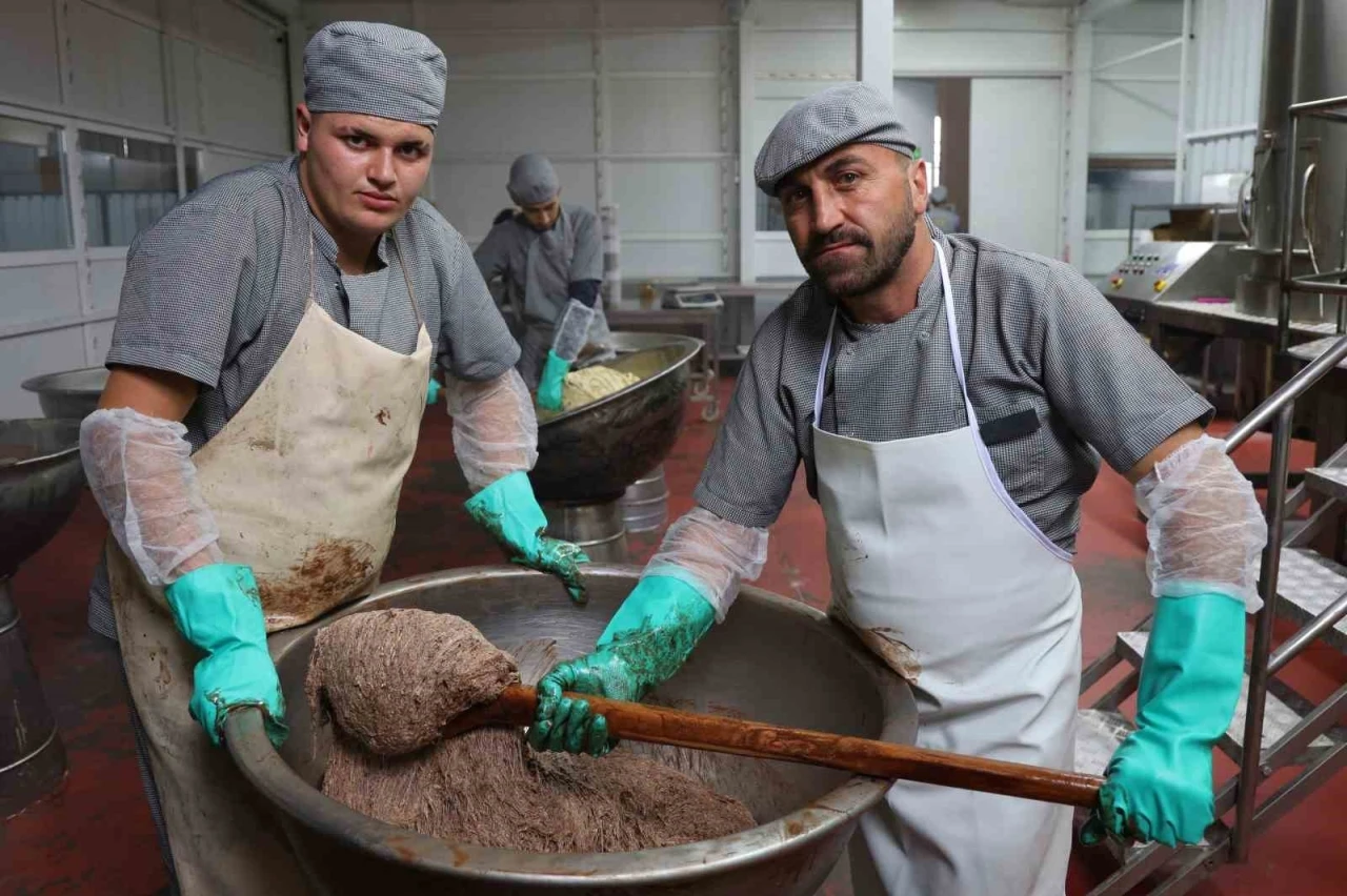 Tahin helvasını şeker yerine hurma suyuyla tatlandırıyorlar
