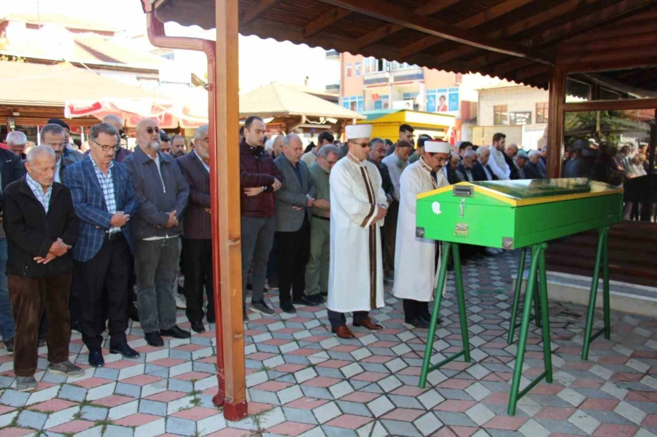 Takla atan otomobilde hayatını kaybeden çocuklar son yolculuğuna uğurlandı
