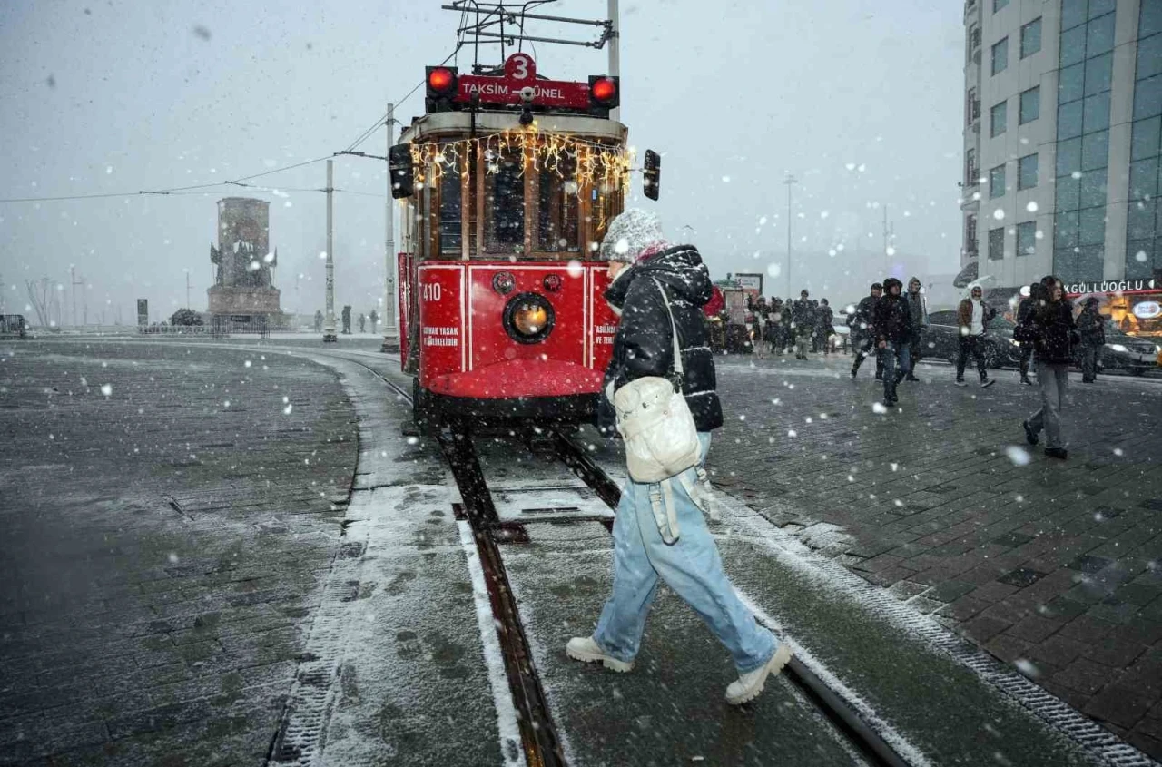 Taksim’de akşam saatlerinde kar yağışı etkili oldu
