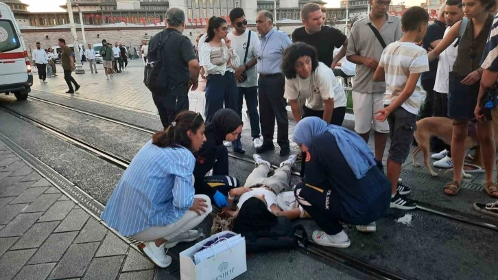 Taksim’de bir genç kız epilepsi nöbeti geçirdi
