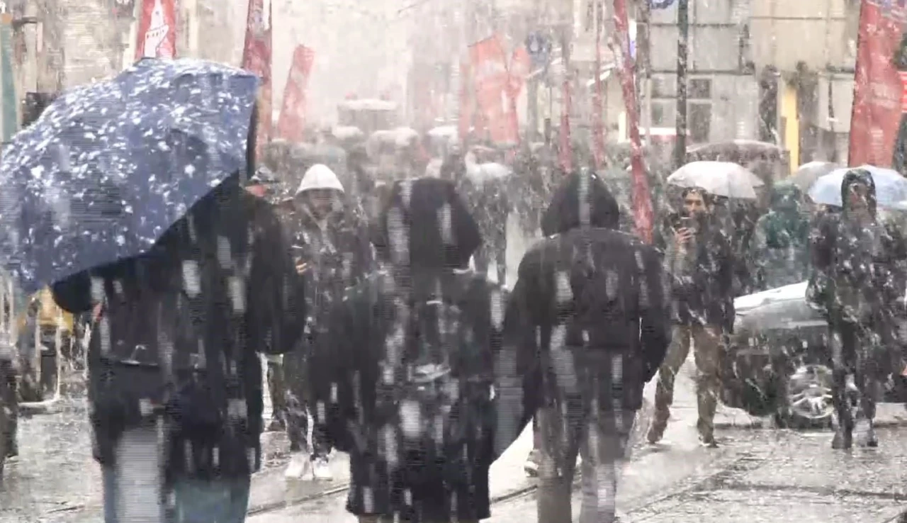 Taksim’de lapa lapa kar yağışı etkili oldu
