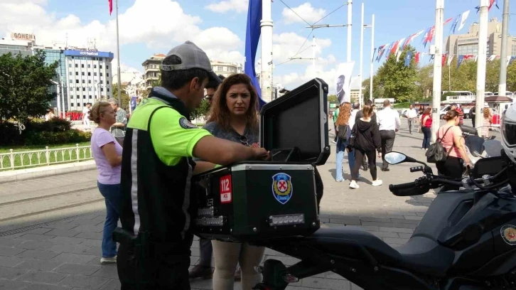 Taksim’de yaya yolunu işgal eden motosiklet sürücülerine ceza yağdı
