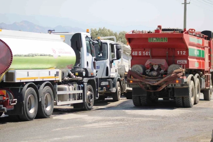 Tam mesai yapan itfaiye ve orman araçlarına tankerlerle su takviyesi yapılıyor
