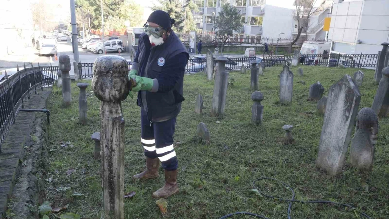 Tarihi mezar taşlarının bakım ve temizliği yapılıyor
