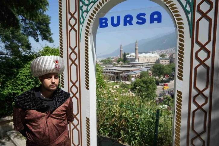 Tarihi surlara çıkanlar karşılarında padişah kıyafetli fenomeni gördü
