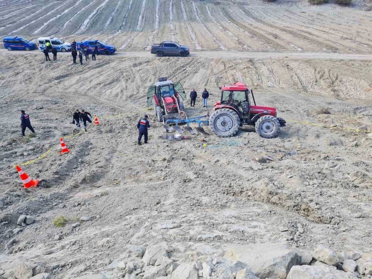 Tarlasının sürülüşünü çekerken traktörün altında kalan sürücü öldü
