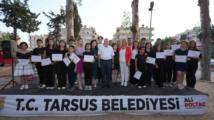 Tarsus Belediyesi kursiyerleri belgelerini aldı
