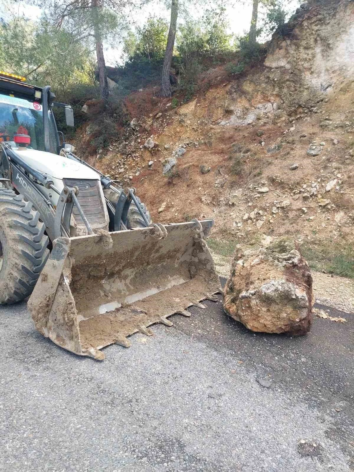 Tarsus’ta yola düşen kayaları belediye kaldırdı
