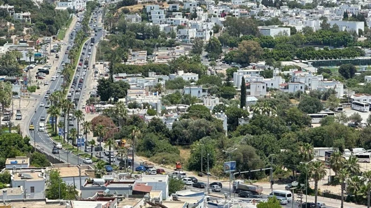 Tatilciler dönüş yoluna geçti, kilometrelerce araç kuyruğu oluştu
