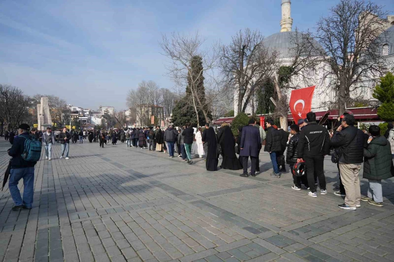 Tatili ve güzel havayı fırsat bilen yerli turistler Ayasofya Camii’ne akın etti
