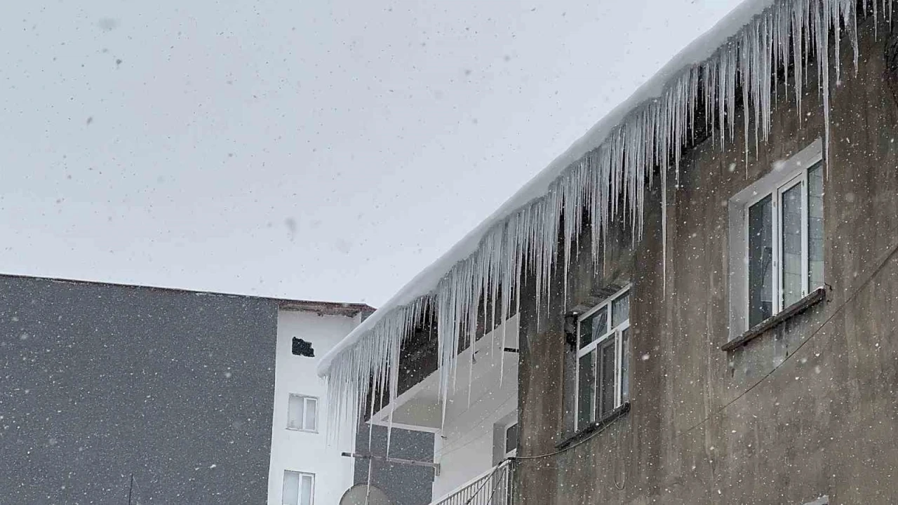 Tatvan’da çatılardaki buz sarkıtları tehlike saçıyor
