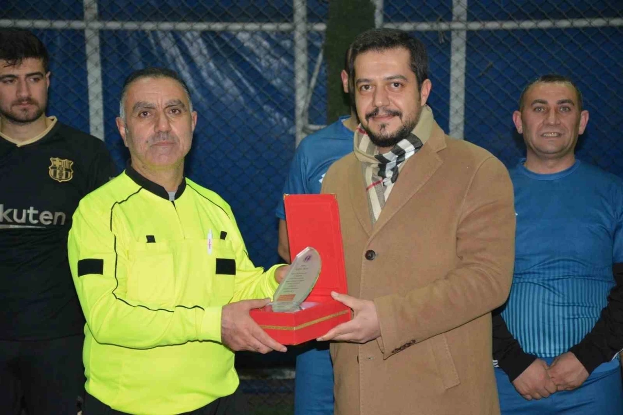 Tatvan’da futbol turnuvasının şampiyonu Eczane Sarf oldu
