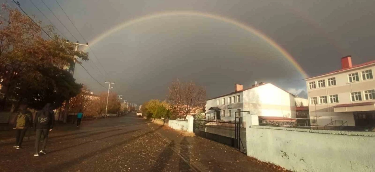 Tatvan’da gökkuşağı görsel şölen sundu
