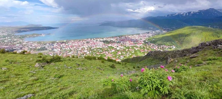 Tatvan’da gökkuşağı renk cümbüşü oluşturdu
