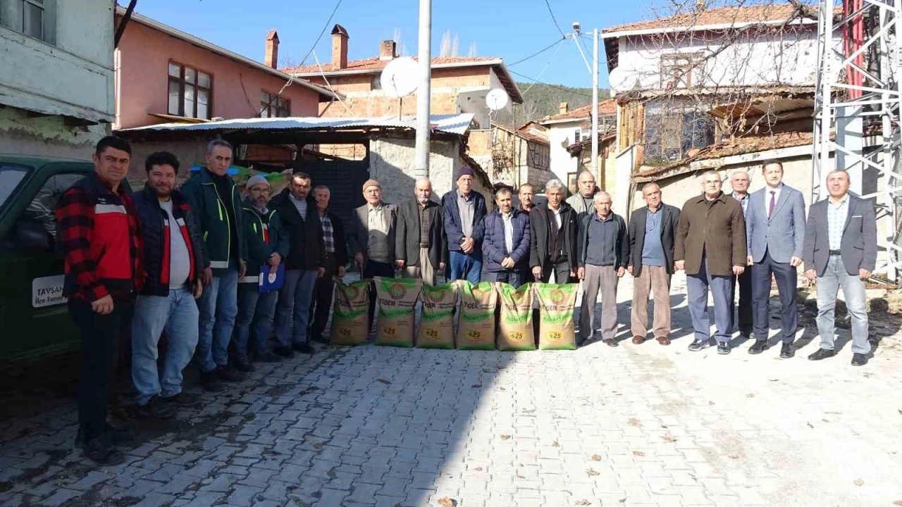 Tavşanlı’da doğal afetten zarar gören çiftçilere buğday tohumu dağıtıldı
