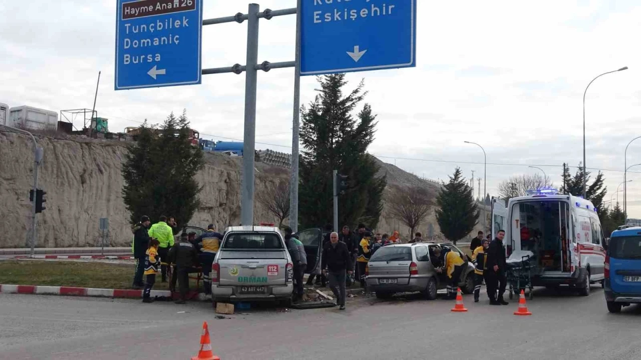 Tavşanlı’da otomobil ile kamyonet çarpıştı, 4 yaralı
