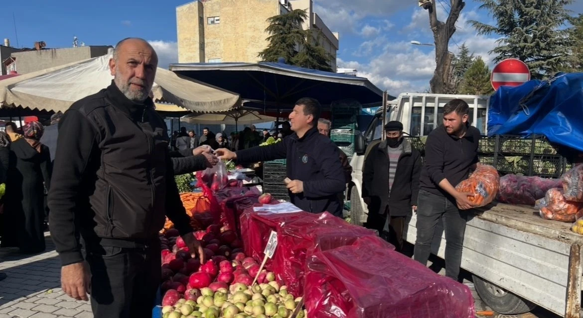 Tavşanlı’da pazarcılardan Ramazan ayında taze ürün
