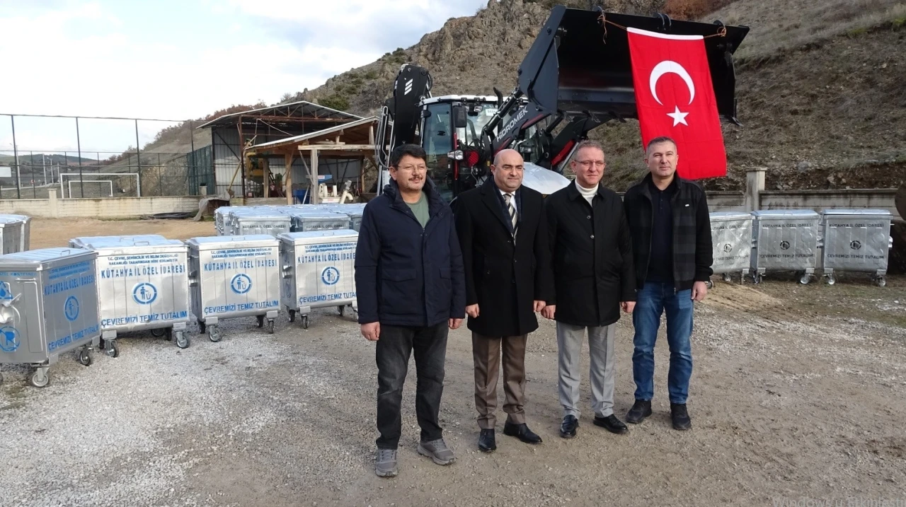 Tavşanlı ilçesine konteynerler ve yeni kepçe teslim edildi
