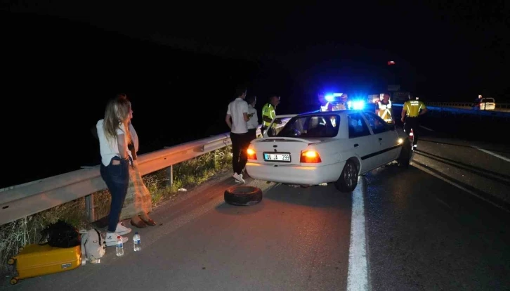 Tekeri kopan otomobil bariyere çarptı: 4 kişilik aile yara almadan kurtuldu
