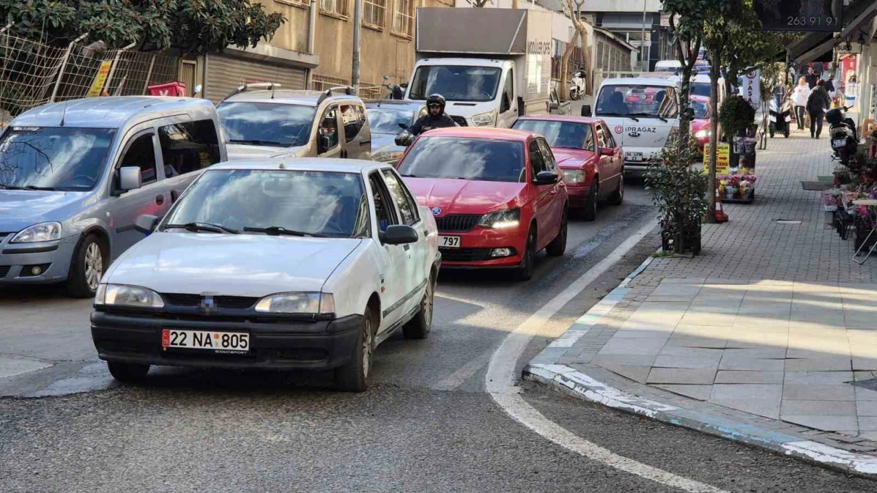 Tekirdağ’da dar sokaklarda trafik çilesi
