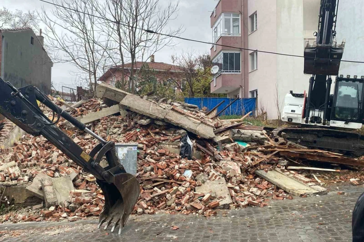 Tekirdağ’da metruk binaların yıkımına başladı
