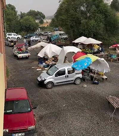 Tekirdağ’da yağmur ve rüzgar pazar esnafına zor anlar yaşattı
