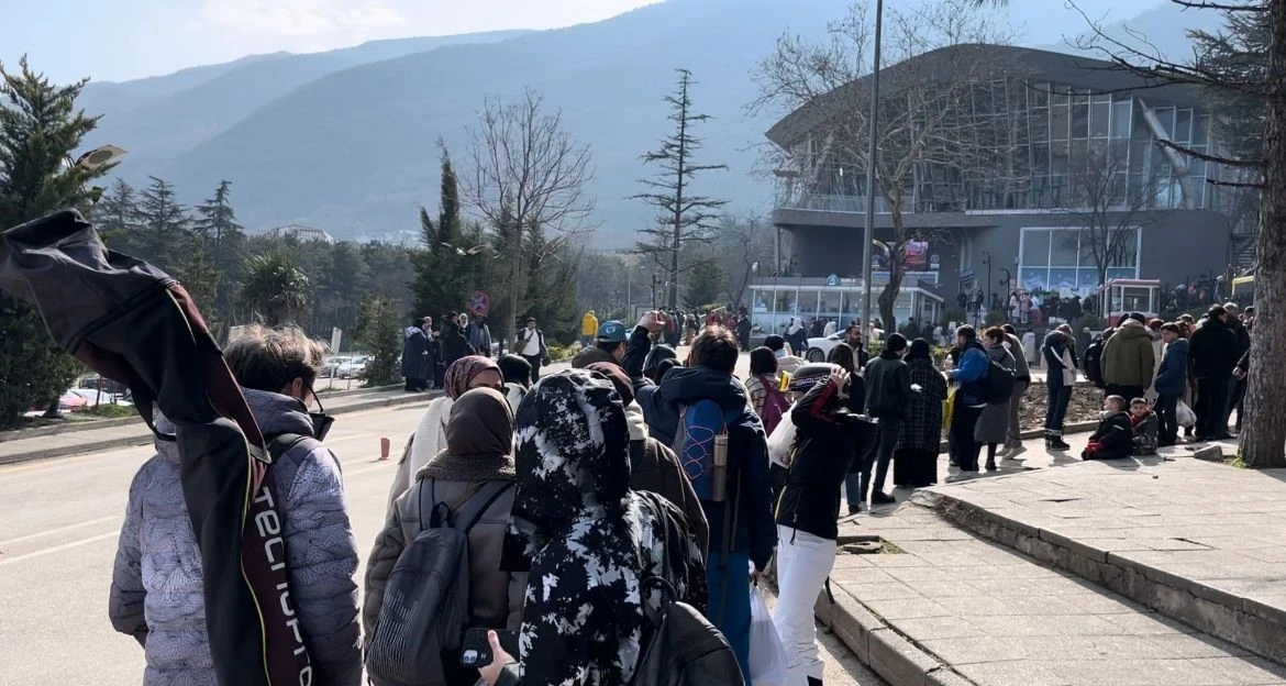 Teleferik arıza yapınca metrelerce kuyruk oluştu... Saatlerdir bekliyorlar
