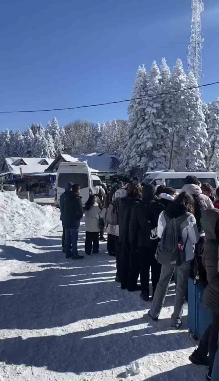 Teleferik gelmedi, vatandaşlar metrelerce kuyruk oluşturdu
