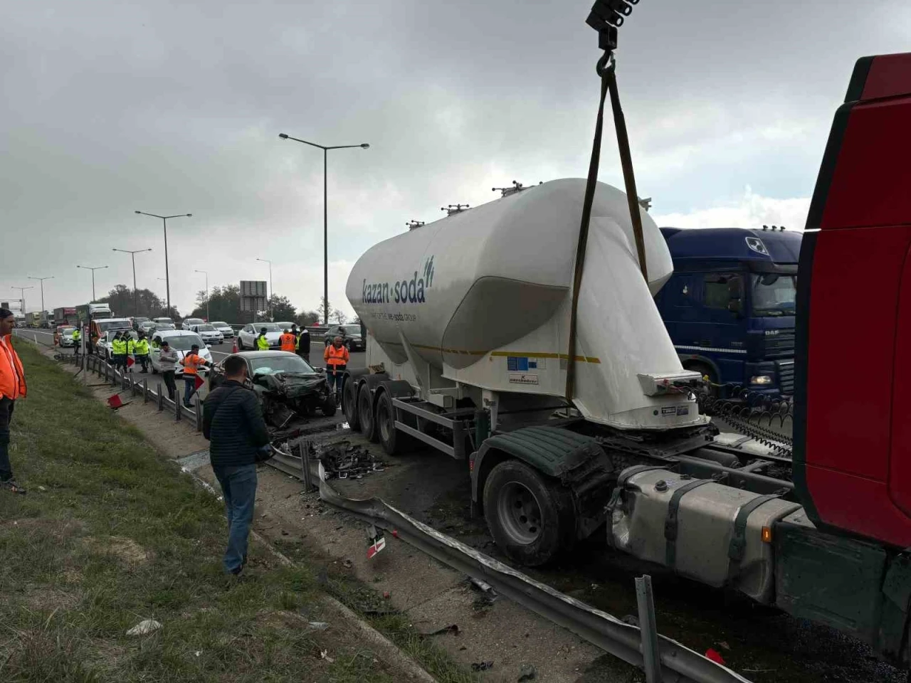 TEM’de karşı şeride geçen tanker ortalığı karıştırdı: 2 yaralı
