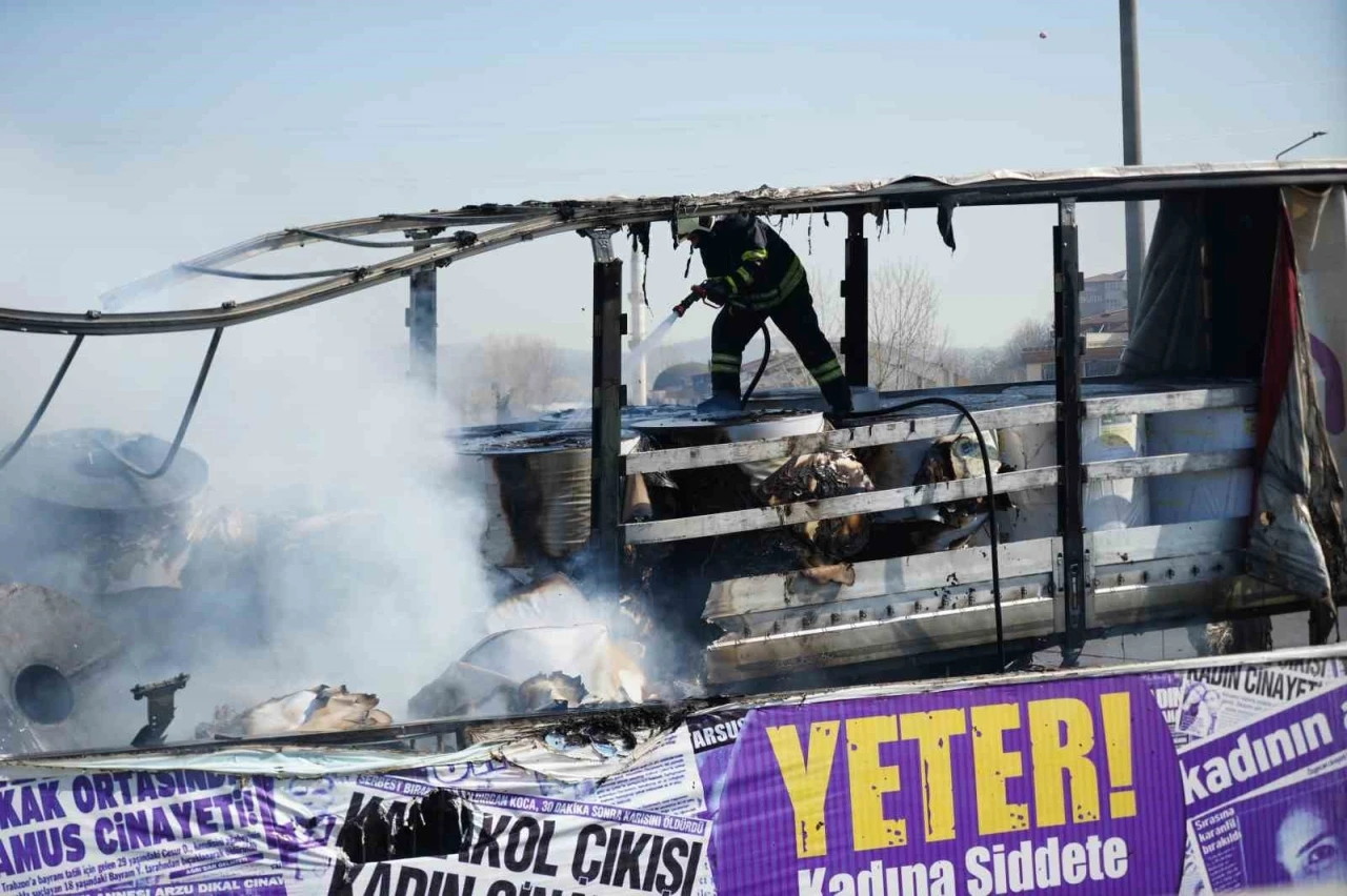 TEM’de lastiği patlayan tır alevlere teslim oldu: Trafik kilitlendi
