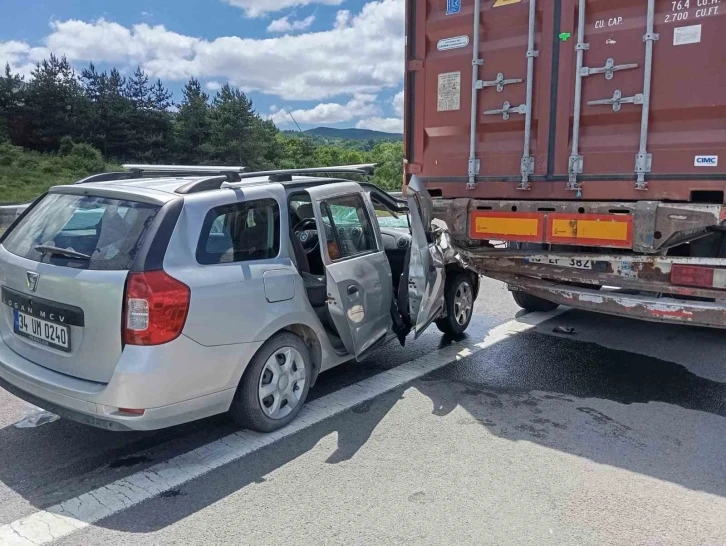 TEM’de otomobil tıra çarptı: 5 yaralı
