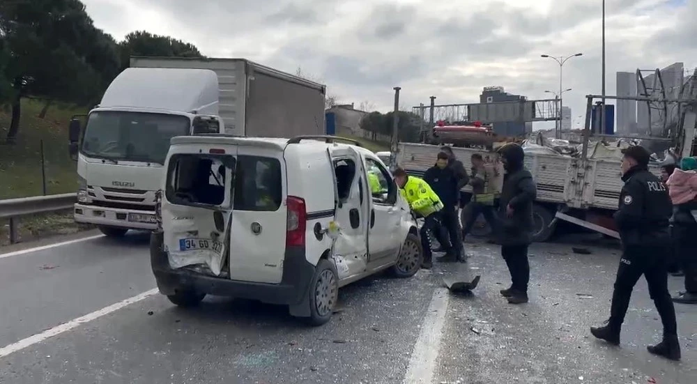 TEM otoyolu Haramidere bağlantısında 6 araçlı zincirleme kaza: 8 yaralı
