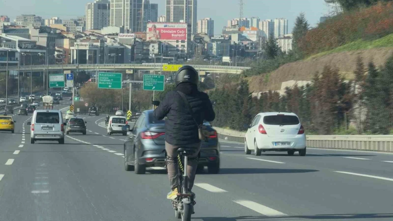 TEM otoyolunda scooterla son hız ilerledi: O anlar kamerada
